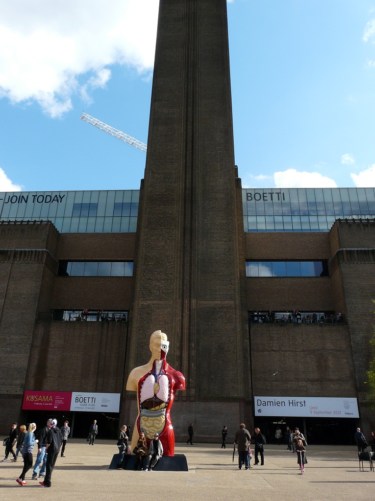 Vstup do Tate Modern s instalací D. Hirsta Chvalozpěv, foto: Martin Habina